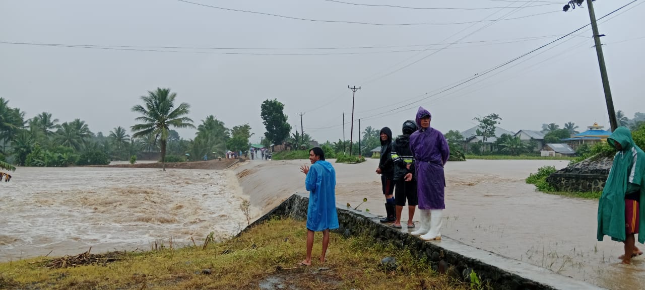 Banjir Semakin Meluap, Sangadi Doloduo Tiga Imbau Warganya Berkumpul di Titik Aman